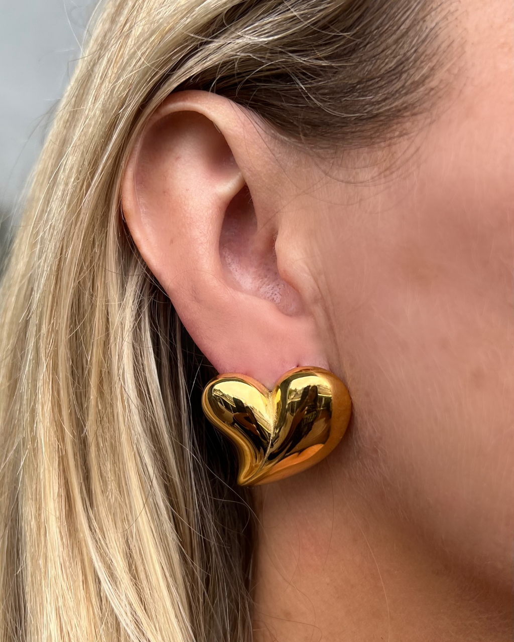 Izoa Layla Heart Stud Earrings Gold