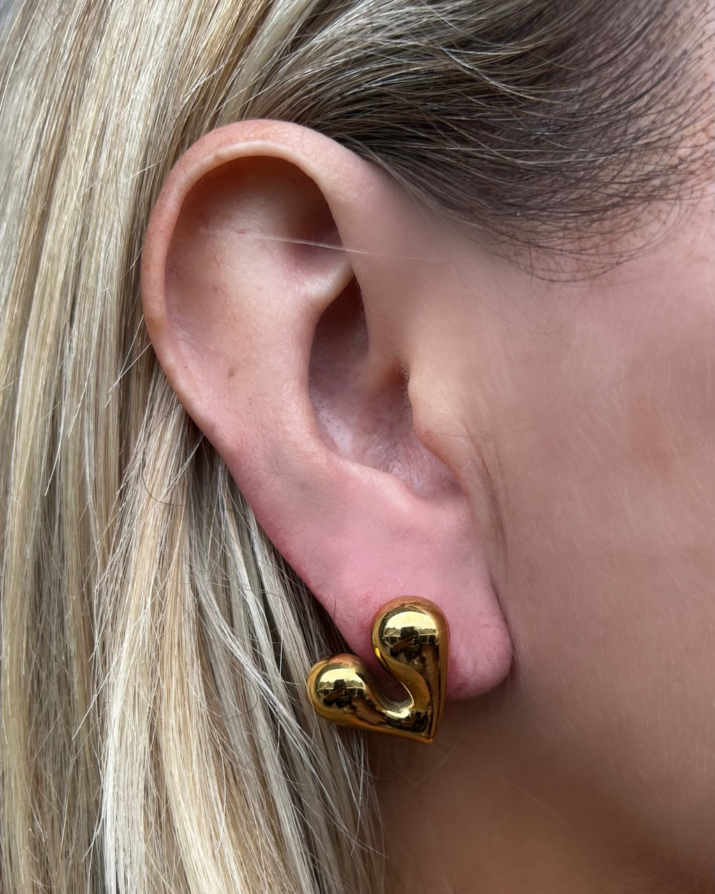 Izoa Vionna Heart Stud Earrings Gold