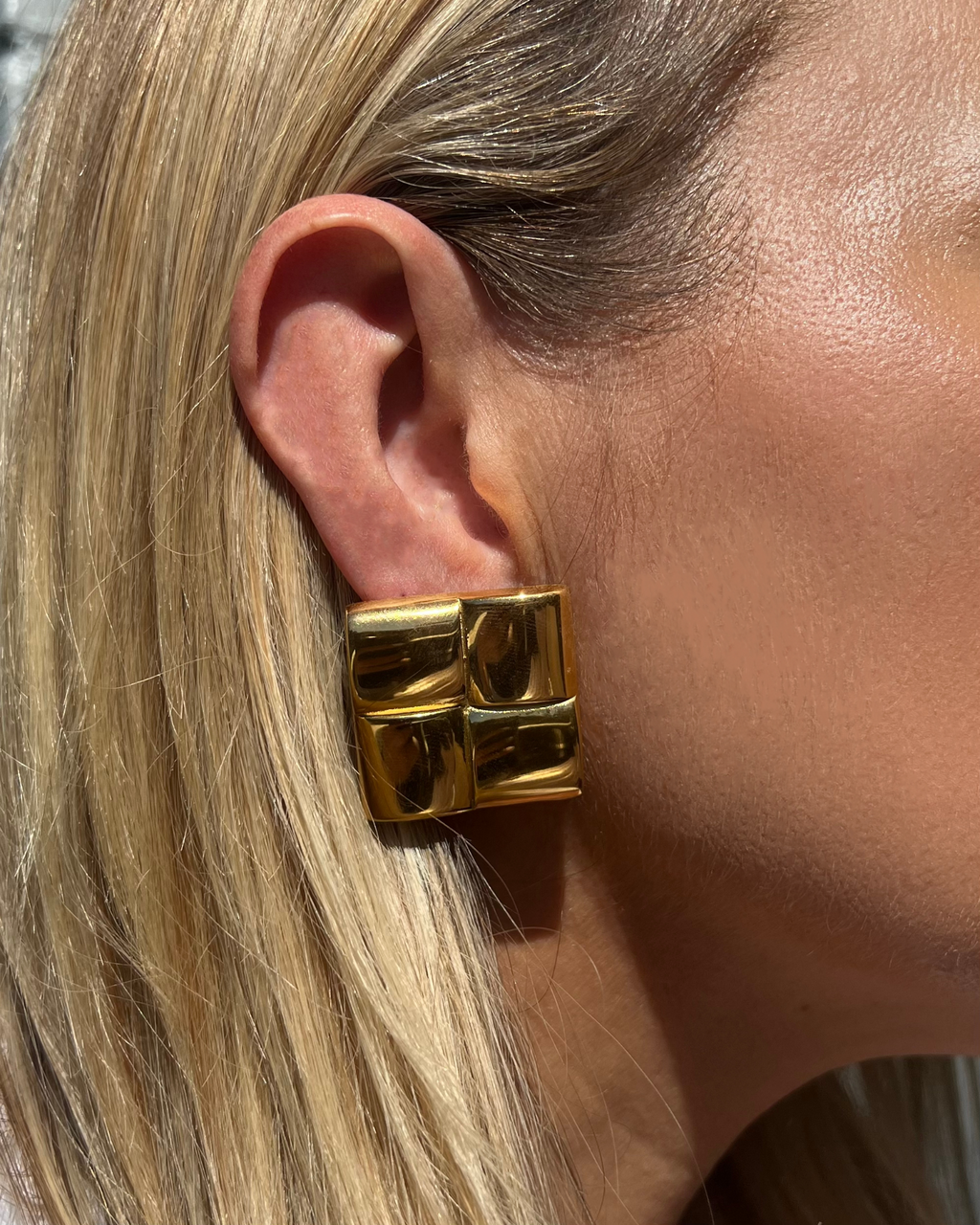 Izoa Geneva Stud Earrings Gold