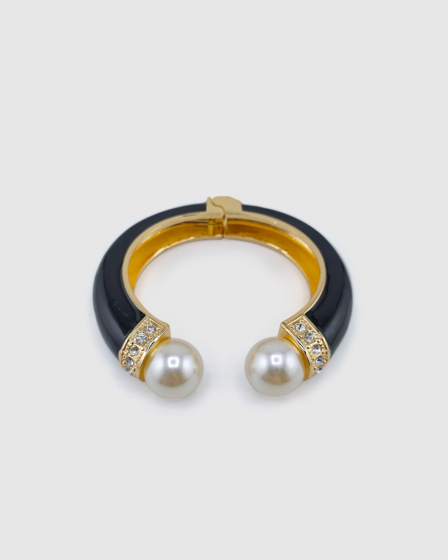 Izoa Pearl Chunky Cuff