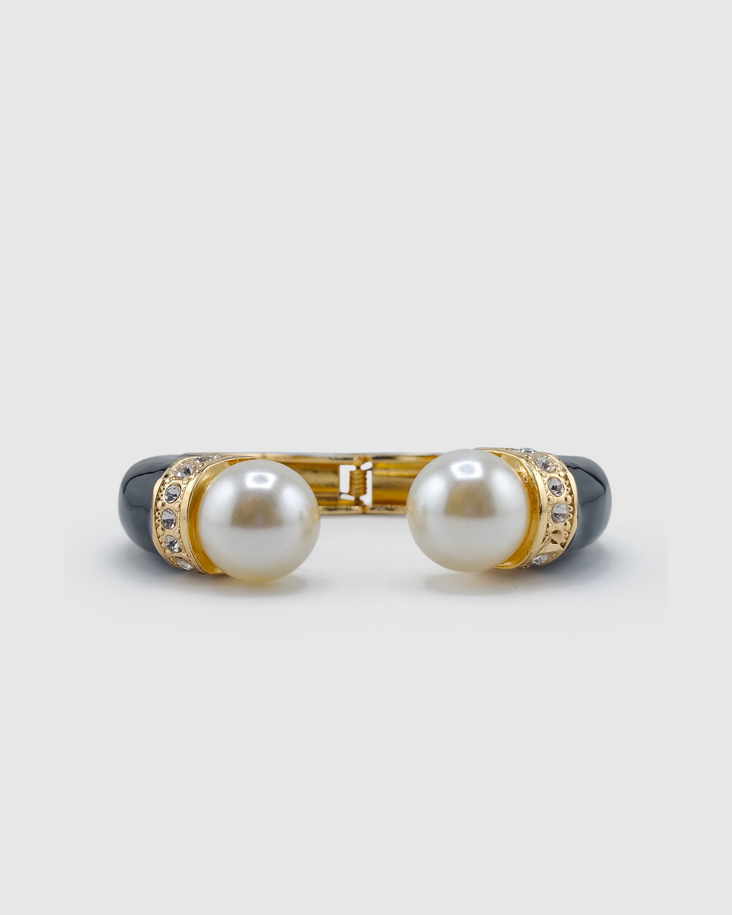 Izoa Pearl Chunky Cuff