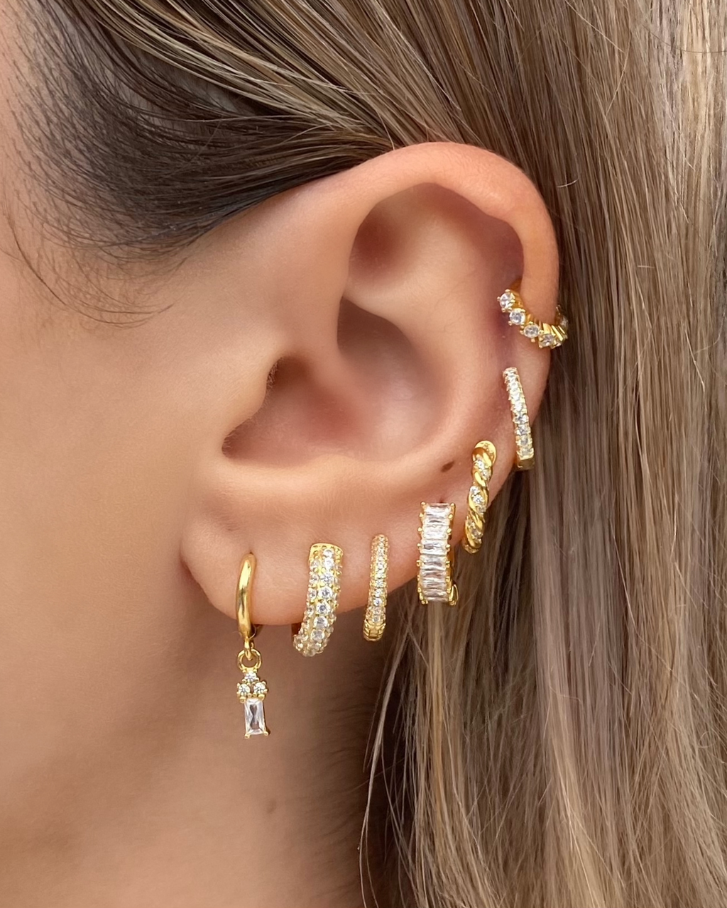 Izoa Chelsea Mini Huggie Earrings Gold