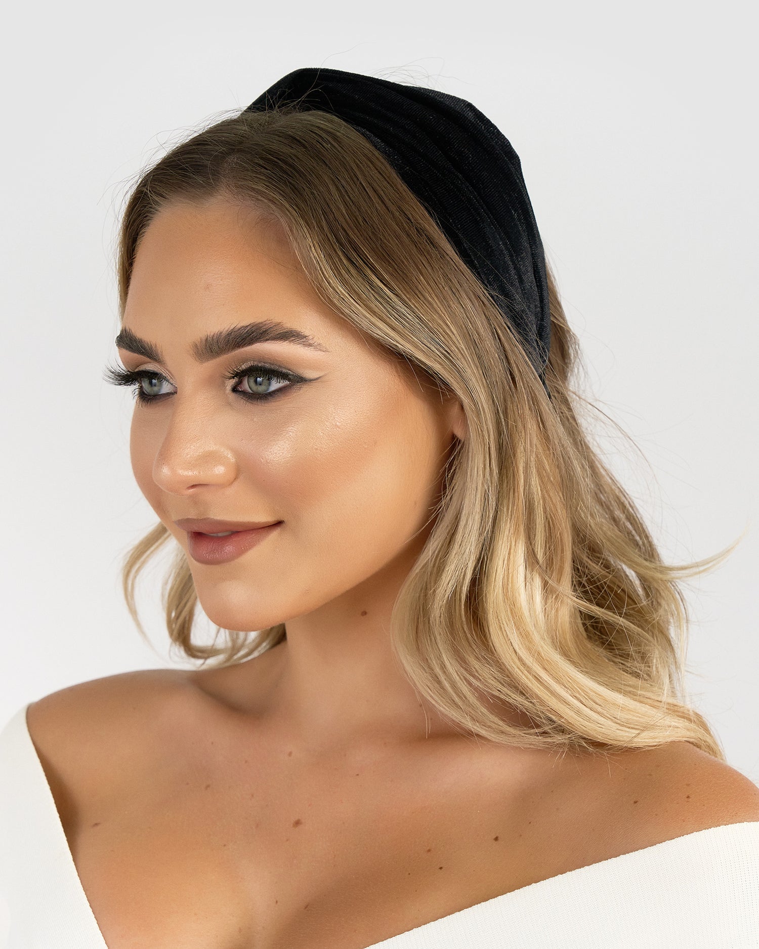 Izoa Melbourne Velvet Headband Black