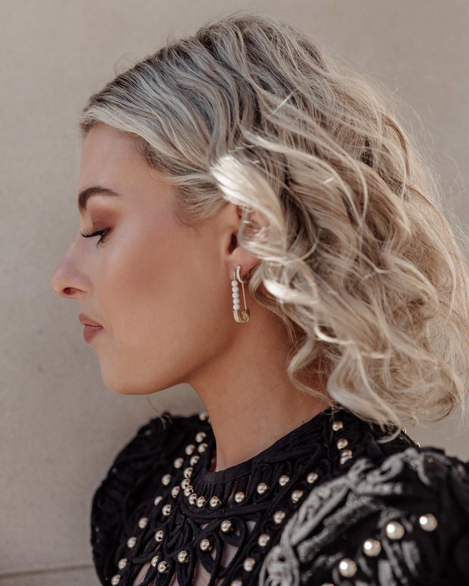 Izoa Roni Pin Earring in Gold Pearl