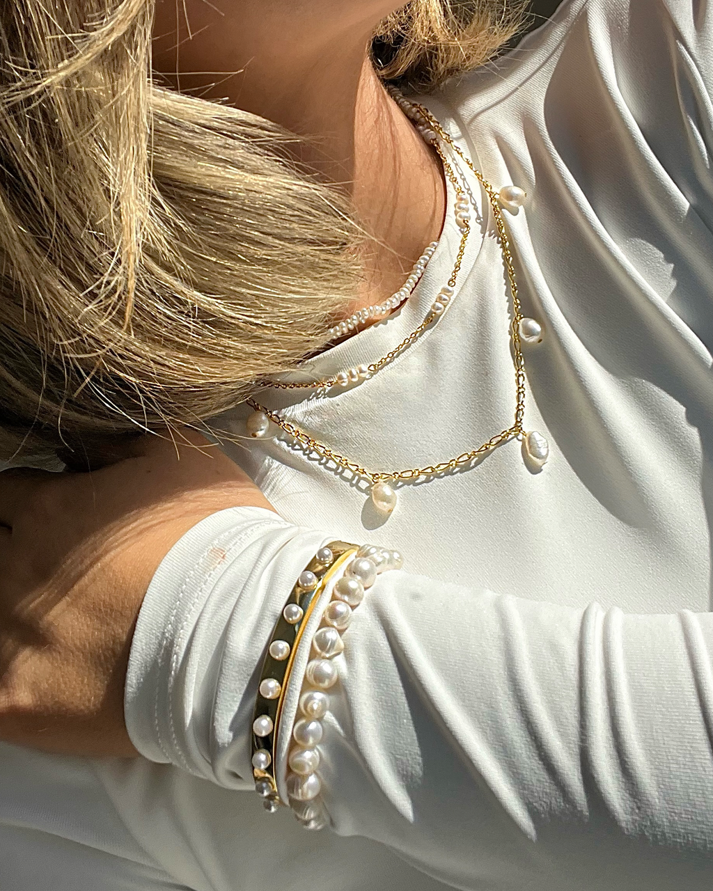 Izoa Snow Embellished Cuff Gold