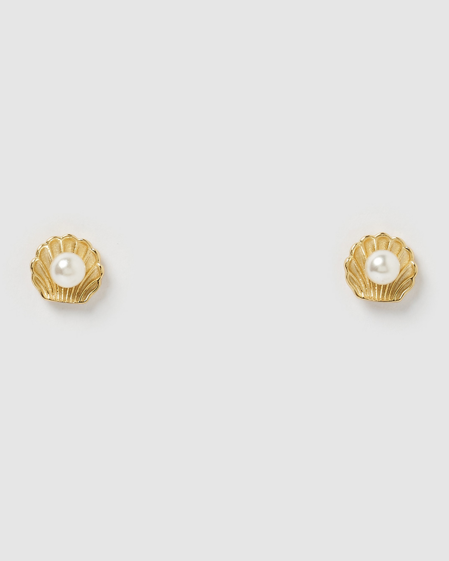 Izoa Daisy Stud Earrings in Gold Pearl
