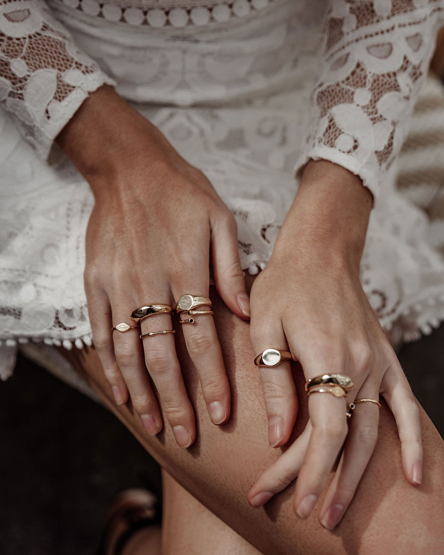 Izoa Devine Ring Gold Black Gemstone